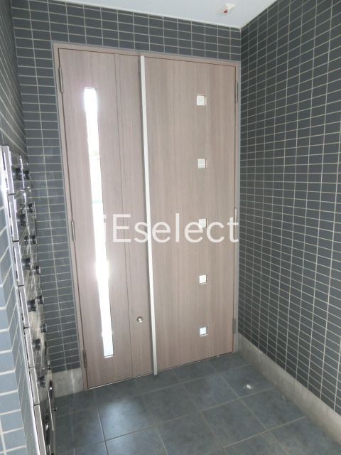 エントランス　お部屋にはこちらから