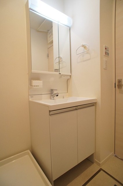 洗面設備　鏡の裏にも隠しスペースがあります♪