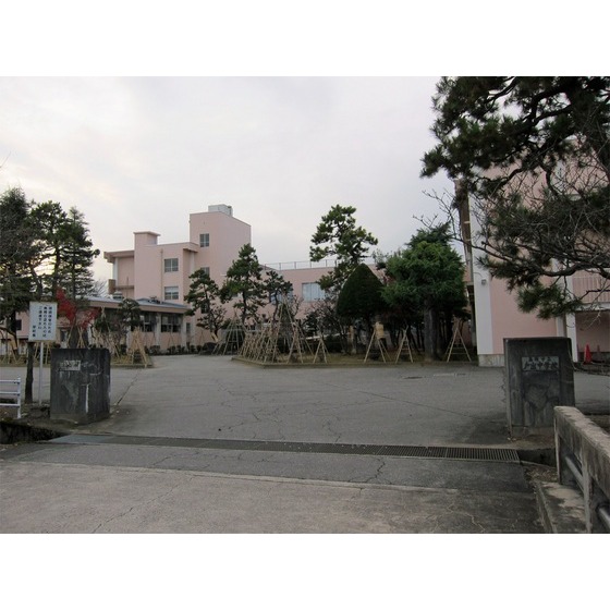 中学校　高岡市立戸出中学校（中学校）まで350m