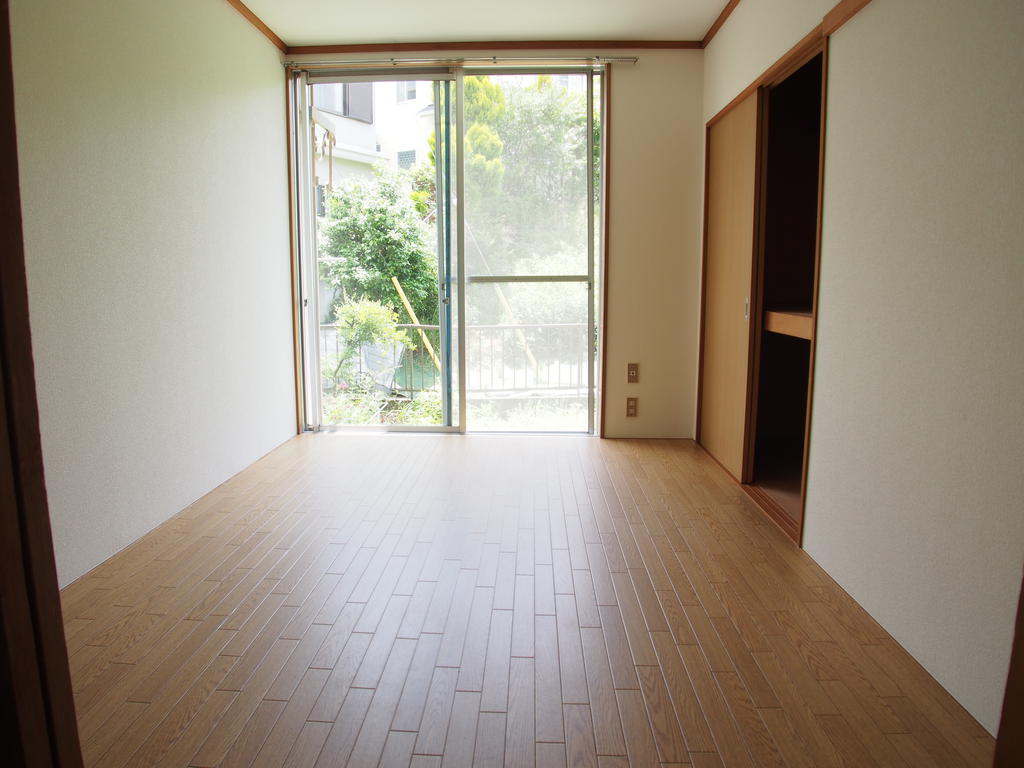 居室・リビング　縦長のリビングはＤＫと直結していて、庭へも出れます！！