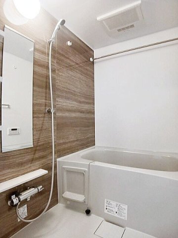 バス・シャワールーム　追い焚き・浴室乾燥機付きのお風呂です♪