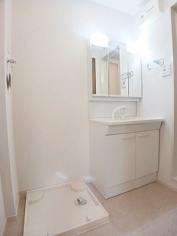 洗面設備　三面鏡の洗面台です☆