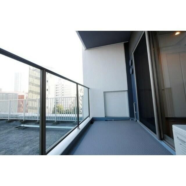 バルコニー　暖かな日差しのふりそそぐバルコニー