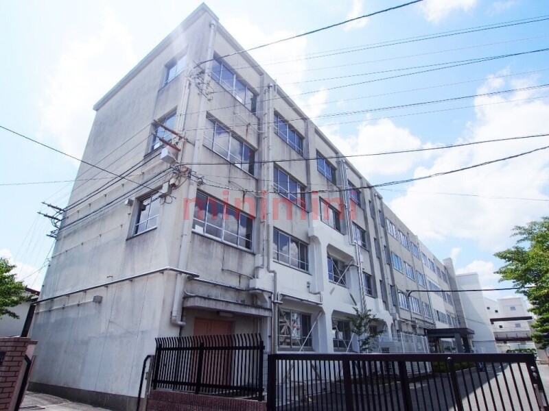 中学校　高槻市立第六中学校（中学校）まで629m