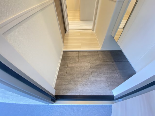 玄関　注）同型タイプの写真となります