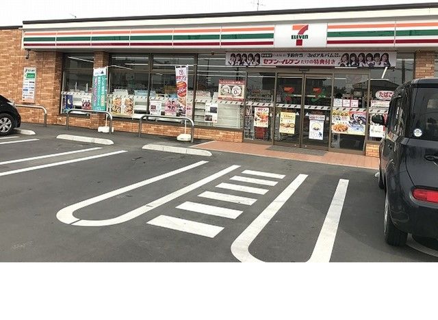 コンビニ　セブンイレブン行田小見店（コンビニ）まで350m