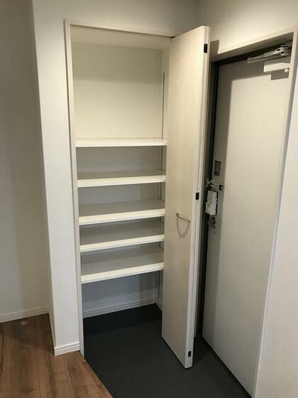 玄関　※別号室の写真のため現況と少し異なります