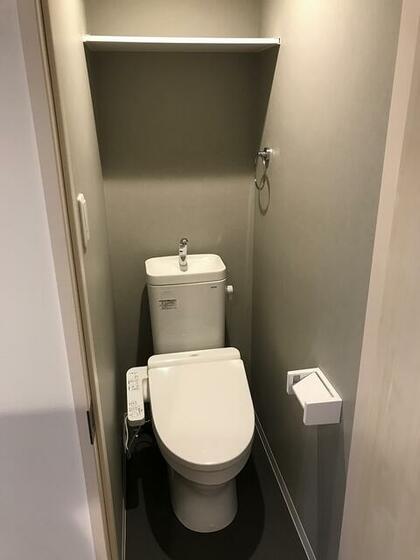 トイレ　※別号室の写真のため現況と少し異なります