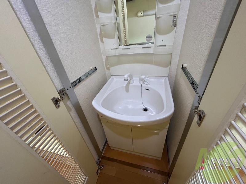 洗面設備　洗面台にはシャワーヘッドノズルがついています。