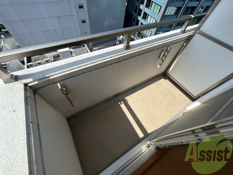 バルコニー　晴れの日はバルコニーに洗濯物が干せそうですね。