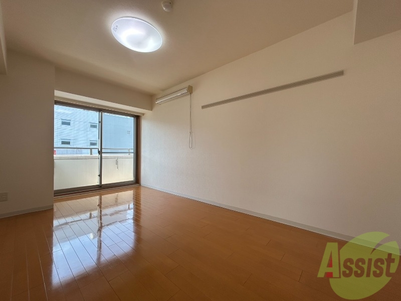 居室・リビング　８．６帖のお部屋の窓からはしっかりと採光がとれる印象ですね。