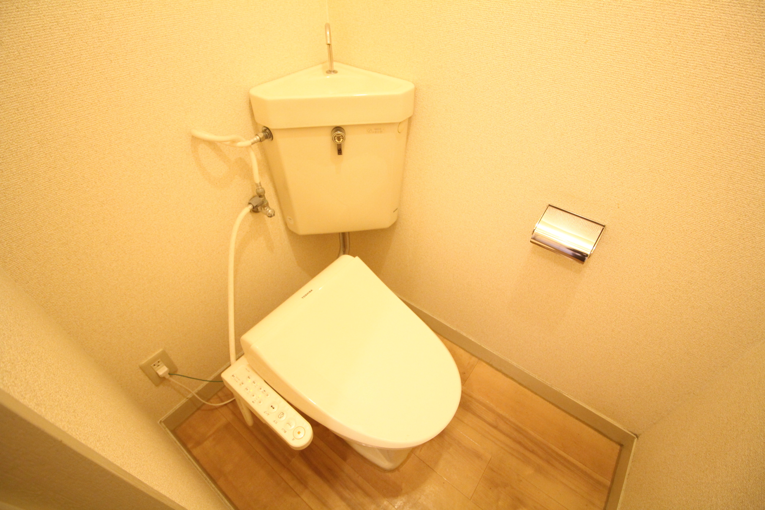 トイレ　温水洗浄便座で快適にお使いいただけます♪