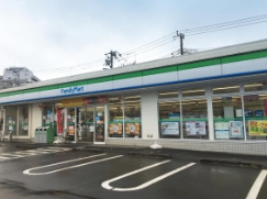コンビニ　ファミリーマート鶴見荒立店（コンビニ）まで125m