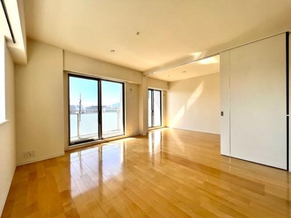 居室・リビング　こちらのリビングで趣味の時間をお楽しみください