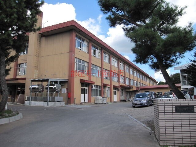 中学校　函館市立赤川中学校（中学校）まで957m