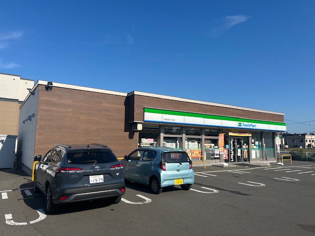 コンビニ　ファミリーマート千歳本町2丁目店（コンビニ）まで384m