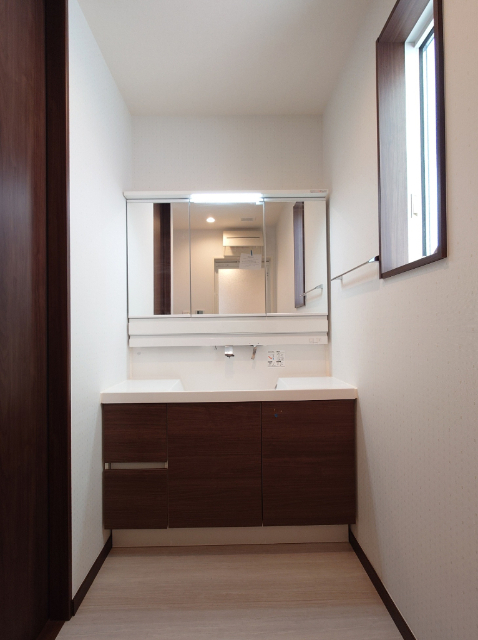 洗面設備　三面鏡付き洗髪洗面化粧台