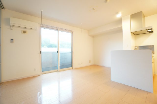 居室・リビング　※同物件・反転タイプの写真です。