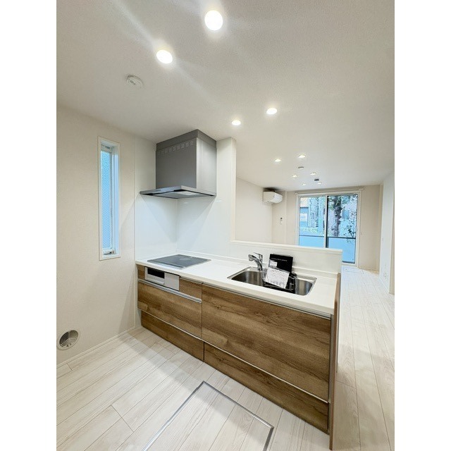キッチン　窓のあるキッチン♪３口ＩＨコンロ付！