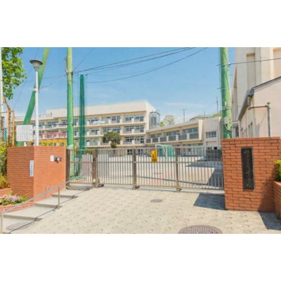 小学校　横浜市立市ケ尾小学校（小学校）まで390m