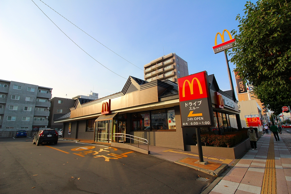 飲食店　マクドナルド平岸店（飲食店）まで691m