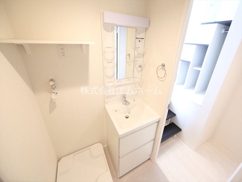 洗面設備　脱衣所　独立洗面台（シャンプードレッサー付）収納スペース有