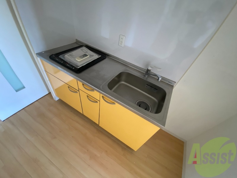 キッチン　２口ＩＨコンロ付きのシステムキッチンです。一人暮らしなら十分