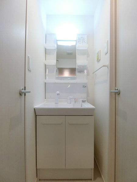 洗面設備　ゆったりとスペースのある洗面所