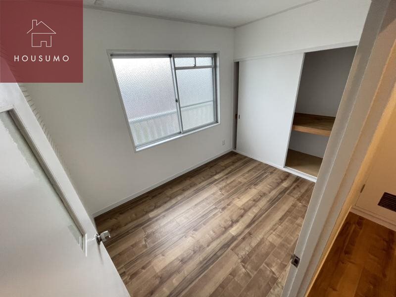 その他部屋・スペース　落ち着いた色調の寝室です