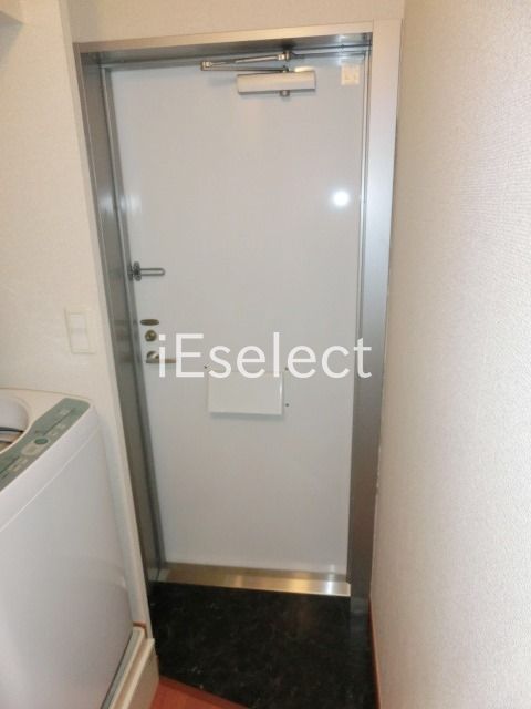 玄関　玄関にはトールタイプのシューズボックス。