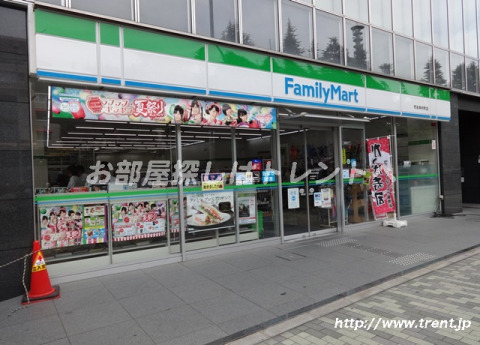 コンビニ　ファミリーマート 市谷本村町店（コンビニ）まで60m