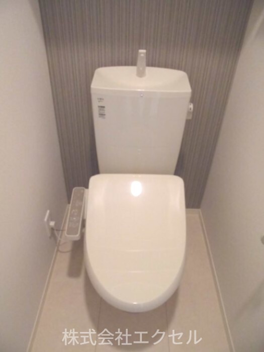 トイレ　温水洗浄便座です。