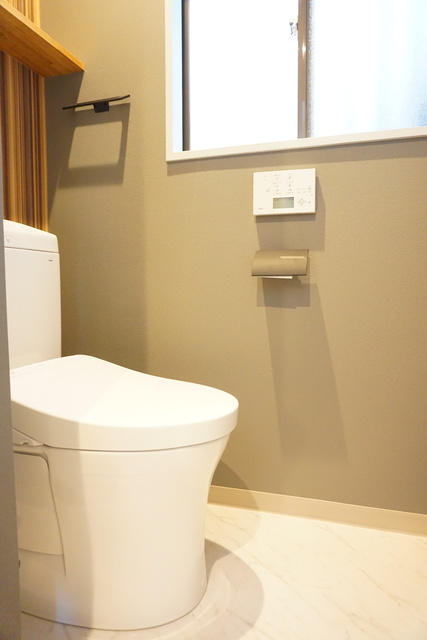 トイレ　トイレスペースにも窓があるので、換気バッチリです☆