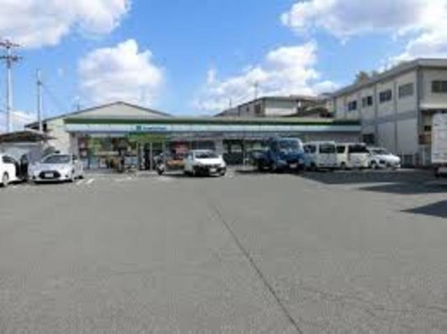 コンビニ　ファミリーマート柏原田辺一丁目店（コンビニ）まで301m