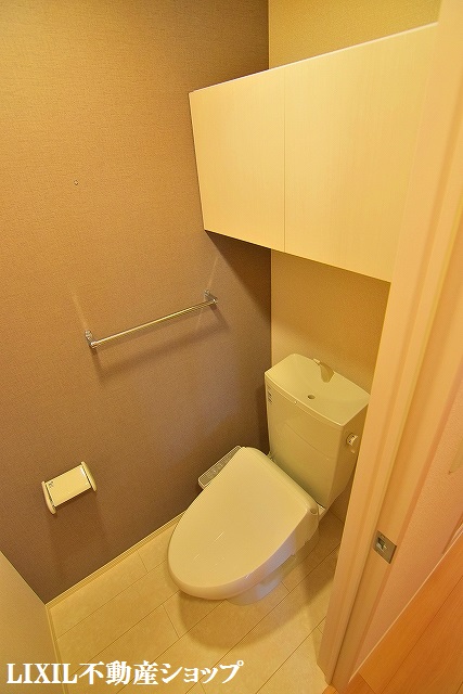 トイレ　上部に収納のある温水洗浄便座付のトイレです。