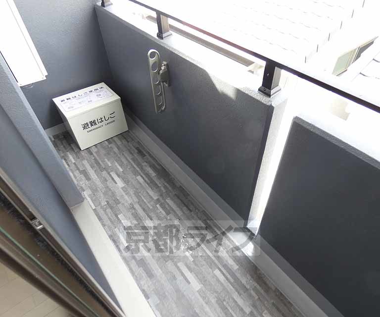 バルコニー　物干し竿掛けが備え付きです！