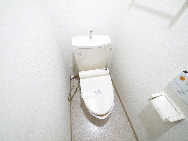 トイレ　落ち着いた色調のトイレです