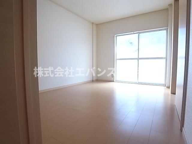 その他部屋・スペース　広くて明るい寝室