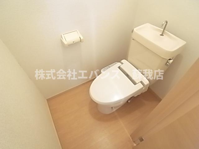 トイレ　落ち着いた色調のトイレです