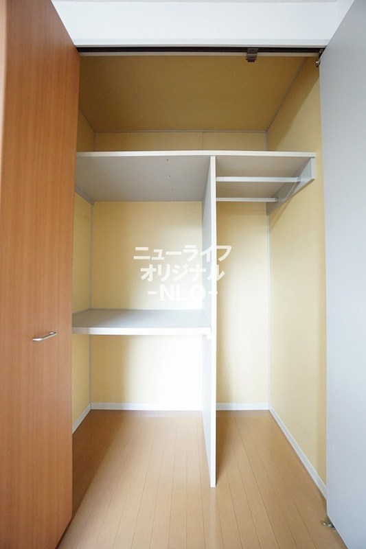 収納　棚やハンガーパイプが付いているので上手に整理整頓出来ます☆