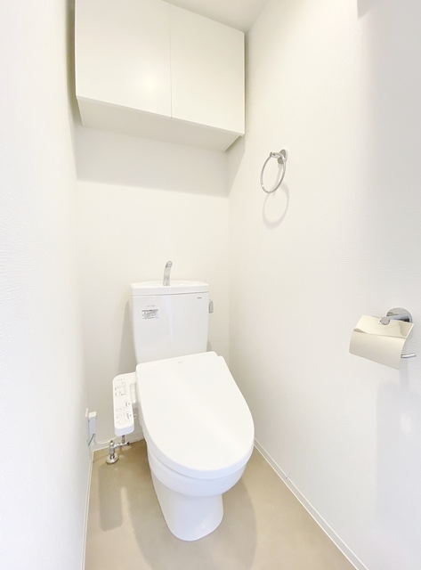 トイレ　トイレ収納・暖房便座付きシャワートイレ