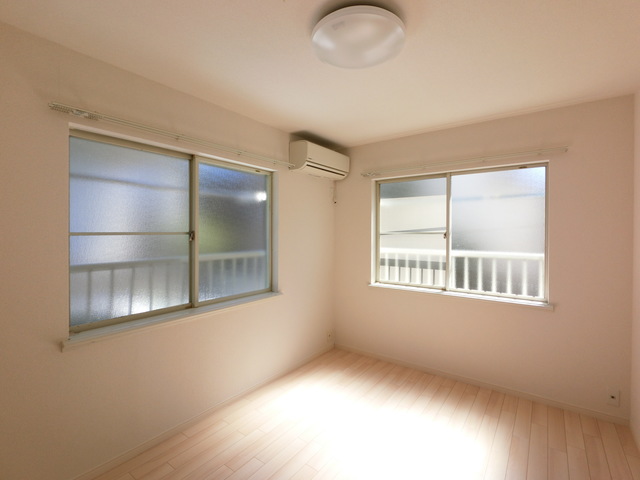 居室・リビング　２面採光なので、明るく風通しのよい過ごしやすいお部屋です♪