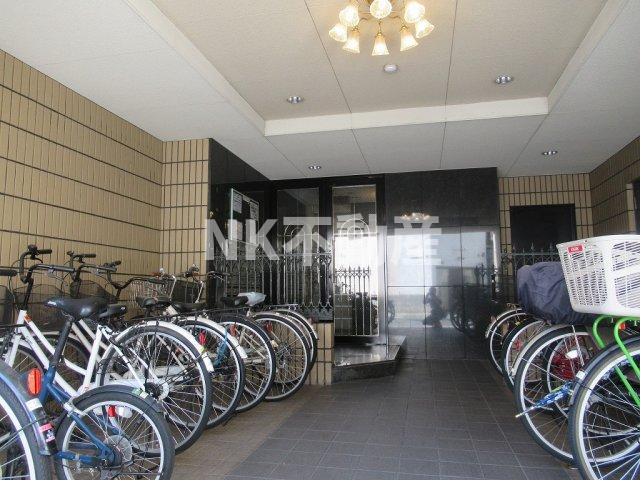 エントランス　落ち着いたエントランスです