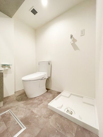 トイレ　落ち着いた色調のトイレです