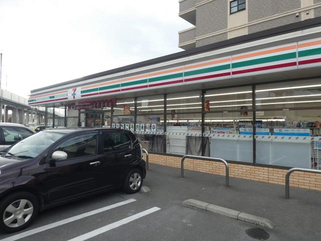 コンビニ　セブンイレブン（コンビニ）まで353m