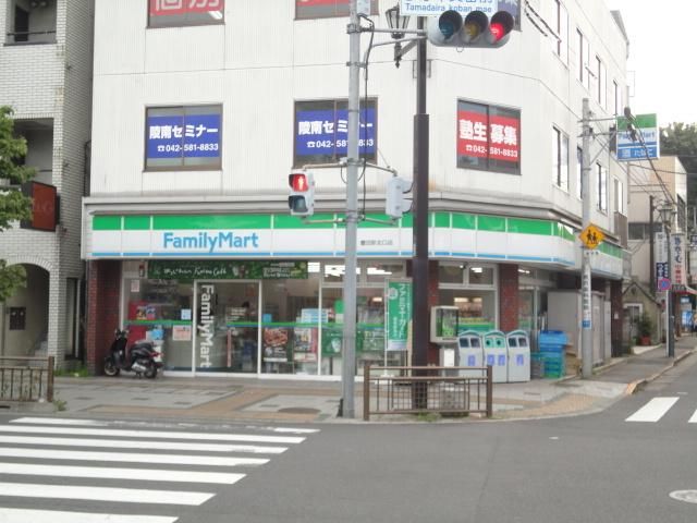 コンビニ　ファミリーマート（コンビニ）まで140m