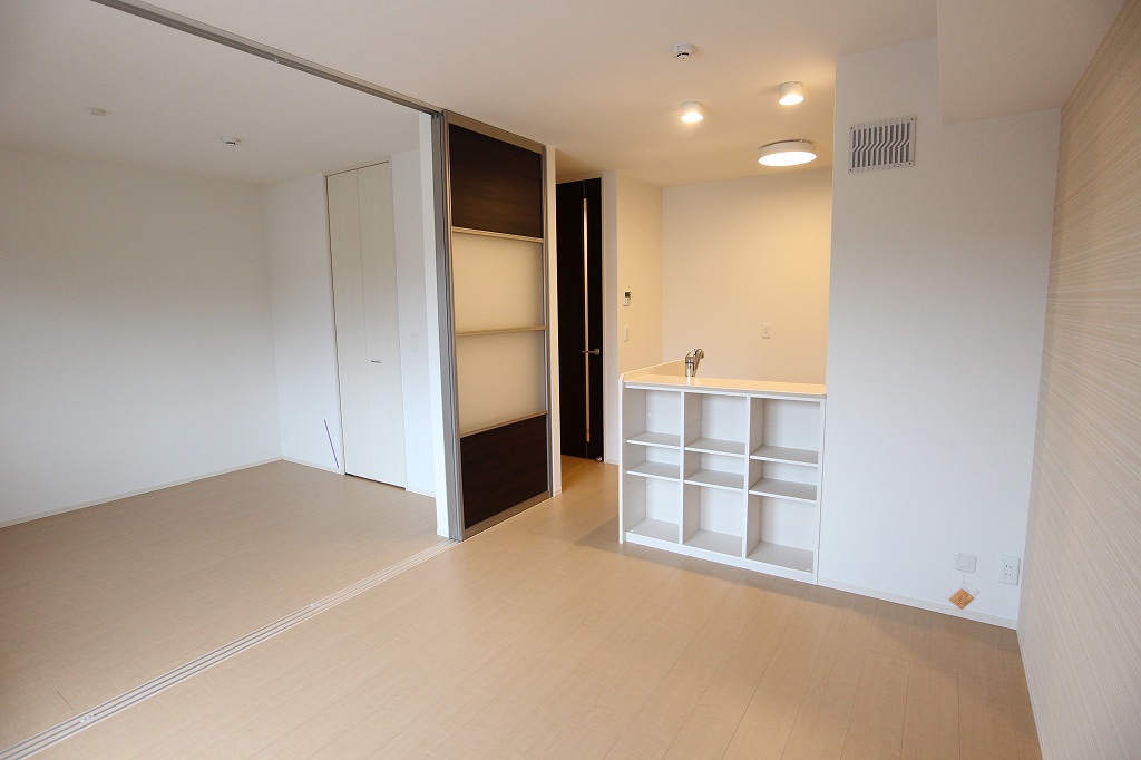 居室・リビング　人気のカウンターキッチンのお部屋です。