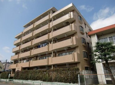 建物外観　鉄筋コンクリート造のがっちりとした建物。