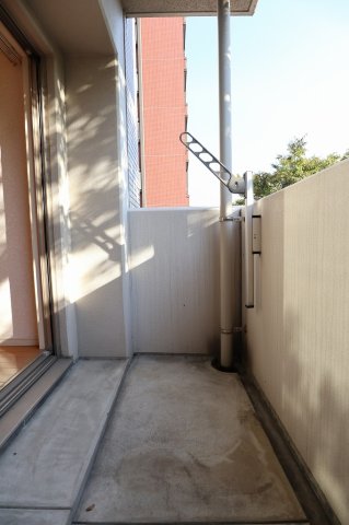 バルコニー　別号室のものです。現状優先になります。