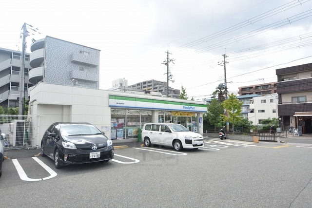 コンビニ　ファミリーマート　豊中中桜塚（コンビニ）まで267m